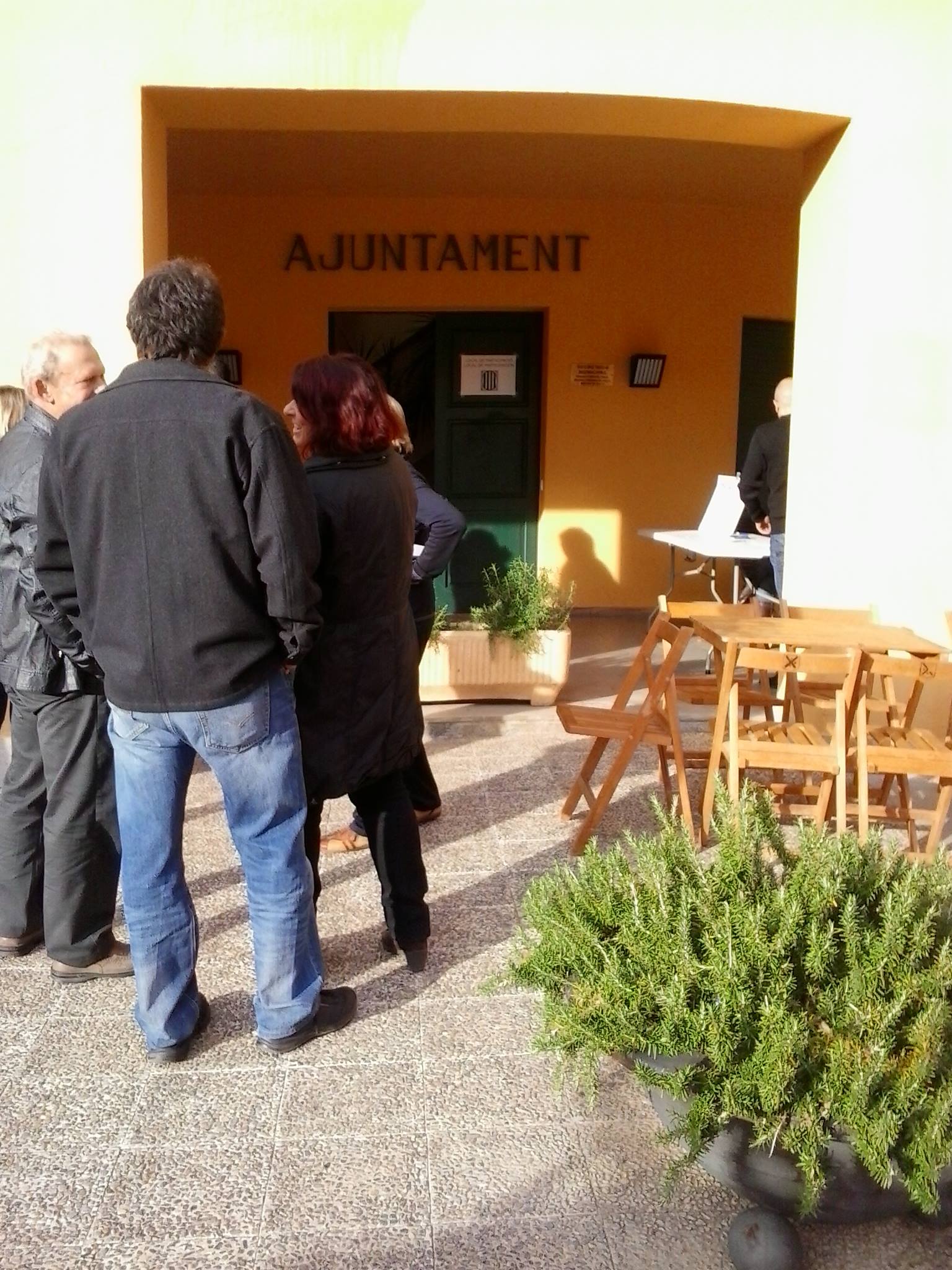 Resultats 9N a Borrassà: 385 vots: 360 sí sí; 12 sí no; 9 no; 3 blanc; i 1 altres. A la foto de Nuri Clotas un moment de la cua per anar a votar.  